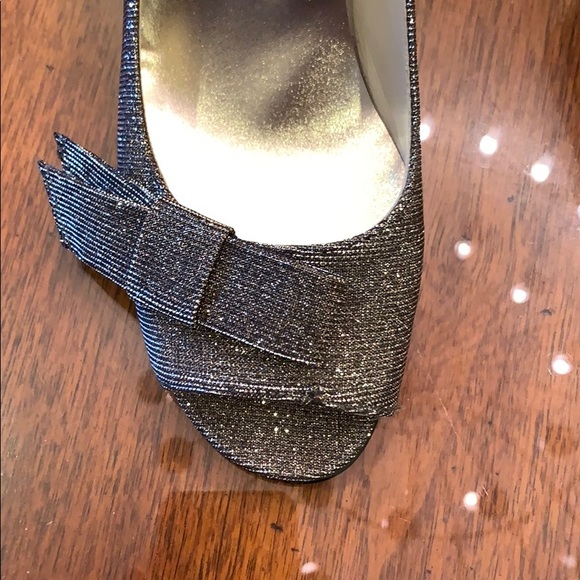 Stuart Weizmann silver sparkle pumps - Picture 2 of 8